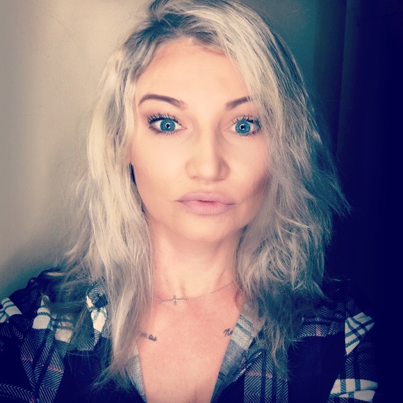 Meet your Posher Julie 💓 - Picture 2 of 6